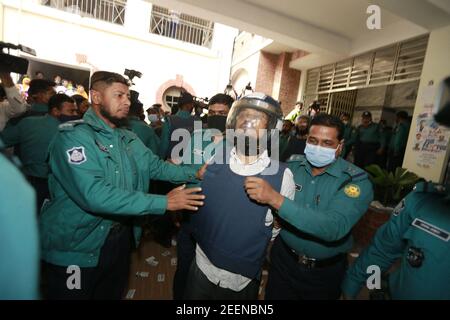 Un tribunal de Dhaka a condamné à mort cinq militants, dont le major de l'armée fugitif Syed Ziaul Haq, dans le meurtre de 2015 de l'écrivain-blogueur Avijit Roy, à Dhaka, au Bangladesh, le 16 février 2021. Les militants islamistes ont huni à mort Avijit, l'écrivain bangladais et fondateur du blog Muktomona, le 26 février 2015, juste après qu'il ait quitté le salon du livre d'Amar Ekushey à Dhaka. Son épouse Rafida Ahmed Bonya a également été blessée lors de l'attaque. Photo de Kanti Das Suvra/ABACAPRESS.COM Banque D'Images