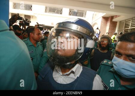 Un tribunal de Dhaka a condamné à mort cinq militants, dont le major de l'armée fugitif Syed Ziaul Haq, dans le meurtre de 2015 de l'écrivain-blogueur Avijit Roy, à Dhaka, au Bangladesh, le 16 février 2021. Les militants islamistes ont huni à mort Avijit, l'écrivain bangladais et fondateur du blog Muktomona, le 26 février 2015, juste après qu'il ait quitté le salon du livre d'Amar Ekushey à Dhaka. Son épouse Rafida Ahmed Bonya a également été blessée lors de l'attaque. Photo de Kanti Das Suvra/ABACAPRESS.COM Banque D'Images