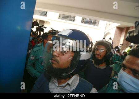 Un tribunal de Dhaka a condamné à mort cinq militants, dont le major de l'armée fugitif Syed Ziaul Haq, dans le meurtre de 2015 de l'écrivain-blogueur Avijit Roy, à Dhaka, au Bangladesh, le 16 février 2021. Les militants islamistes ont huni à mort Avijit, l'écrivain bangladais et fondateur du blog Muktomona, le 26 février 2015, juste après qu'il ait quitté le salon du livre d'Amar Ekushey à Dhaka. Son épouse Rafida Ahmed Bonya a également été blessée lors de l'attaque. Photo de Kanti Das Suvra/ABACAPRESS.COM Banque D'Images