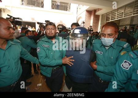 Un tribunal de Dhaka a condamné à mort cinq militants, dont le major de l'armée fugitif Syed Ziaul Haq, dans le meurtre de 2015 de l'écrivain-blogueur Avijit Roy, à Dhaka, au Bangladesh, le 16 février 2021. Les militants islamistes ont huni à mort Avijit, l'écrivain bangladais et fondateur du blog Muktomona, le 26 février 2015, juste après qu'il ait quitté le salon du livre d'Amar Ekushey à Dhaka. Son épouse Rafida Ahmed Bonya a également été blessée lors de l'attaque. Photo de Kanti Das Suvra/ABACAPRESS.COM Banque D'Images