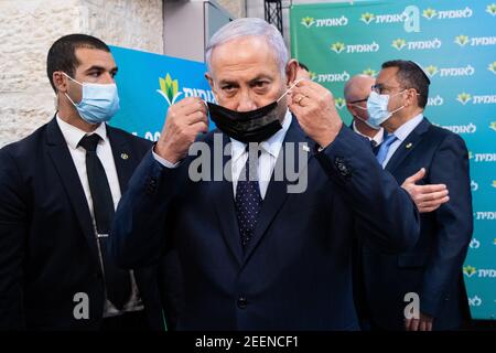 Jerusalen, Israël. 16 février 2021. Le Premier ministre israélien Netanyahu visite le centre de vaccination des Services de santé de Leumit à Jérusalem et a rencontré le 4 000000e personne qui avait été vacciné en Israël le mardi 16 février 2021. Photo de piscine par Alex Kolomoisky/UPI crédit: UPI/Alay Live News Banque D'Images