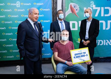 Jerusalen, Israël. 16 février 2021. Le Premier ministre israélien Netanyahou (L) pose avec le 4 000 000e vaccin covid d'Israël au centre de vaccination de Leumit Health Care Services à Jérusalem, en Israël, le mardi 16 février 2021. Photo de piscine par Alex Kolomoisky/UPI crédit: UPI/Alay Live News Banque D'Images
