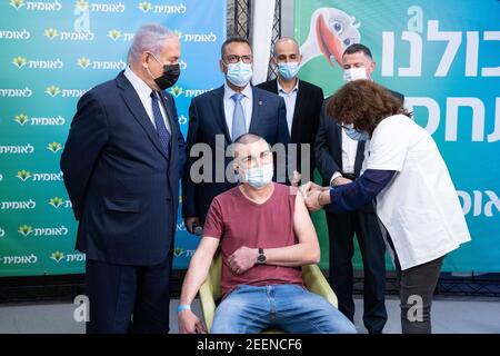 Jerusalen, Israël. 16 février 2021. Le Premier ministre israélien Netanyahou regarde le 4000000e vaccin covid d'Israël être injecté dans le centre de vaccination des services de santé de Leumit à Jérusalem, en Israël, le mardi 16 février 2021. Photo de piscine par Alex Kolomoisky/UPI crédit: UPI/Alay Live News Banque D'Images
