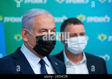Jerusalen, Israël. 16 février 2021. Le Premier ministre israélien Netanyahu visite le centre de vaccination des Services de santé de Leumit à Jérusalem et a rencontré le 4 000000e personne qui avait été vacciné en Israël le mardi 16 février 2021. Photo de piscine par Alex Kolomoisky/UPI crédit: UPI/Alay Live News Banque D'Images