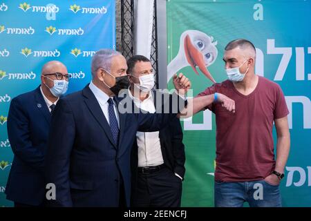Jerusalen, Israël. 16 février 2021. Le Premier ministre israélien Netanyahu félicite le 4000'000ème récipiendaire de la vaccination contre les coviles d'Israël au centre de vaccination des services de santé de Leumit à Jérusalem, en Israël, le mardi 16 février 2021. Photo de piscine par Alex Kolomoisky/UPI crédit: UPI/Alay Live News Banque D'Images