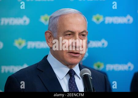 Jerusalen, Israël. 16 février 2021. Le Premier ministre israélien Netanyahu visite le centre de vaccination des Services de santé de Leumit à Jérusalem et a rencontré le 4 000000e personne qui avait été vacciné en Israël le mardi 16 février 2021. Photo de piscine par Alex Kolomoisky/UPI crédit: UPI/Alay Live News Banque D'Images