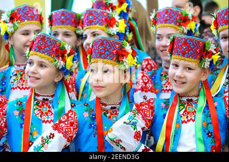 Groupe de petites filles danseuses dans un costume ukrainien natif commençant la danse. Festival de la culture orientale. 20 mars 2018. Kiev, Ukraine Banque D'Images