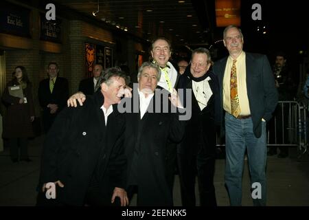 NEW YORK, NY- MARS 17 : Michael Palin, Terry Jones, Eric Idle, Terry Gilliam, et John Cleese arrivent pour la soirée d'ouverture de Monty Python's Spamalot, qui s'est tenue au Shubert Theatre le 17 mars 2005, à New York. Crédit : Joseph Marzullo/MediaPunch Banque D'Images