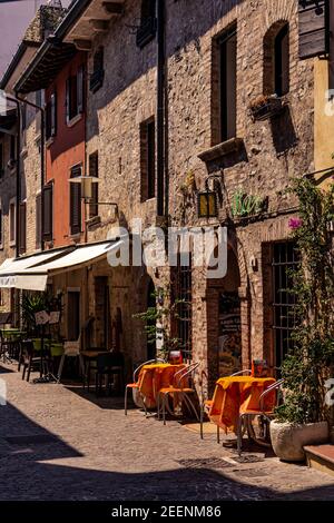 Sirmione est un petit bijou sur le sommet d'une péninsule dans le beau lac de Garde, dans le nord de l'Italie. Banque D'Images