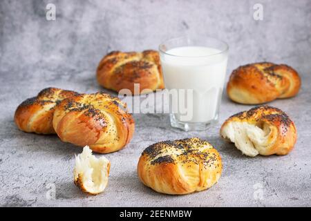 Petits pains sucrés aux graines de pavot servis avec du lait. Banque D'Images