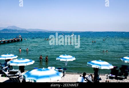 Sirmione est un petit bijou sur le sommet d'une péninsule dans le beau lac de Garde, dans le nord de l'Italie. Banque D'Images