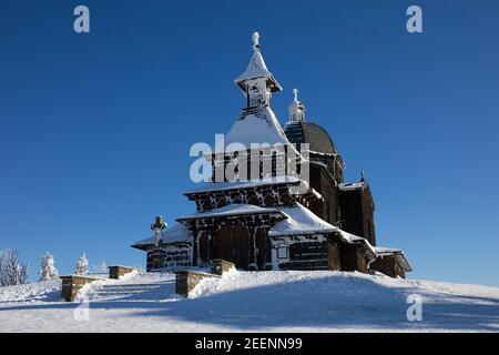 Chapelle de Saint Cyril et Methodius, colline de Radhost, montagnes de Beskids, république Tchèque / Tchéquie - beau bâtiment religieux historique en hiver. Banque D'Images