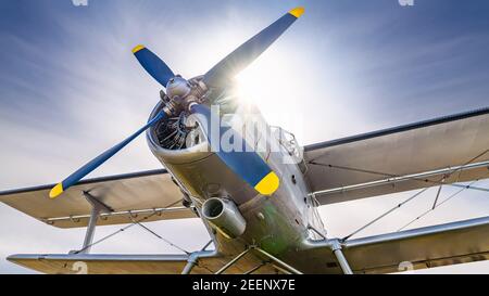 hélice d'un avion historique contre le soleil Banque D'Images