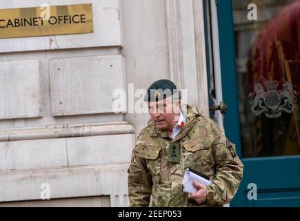 Londres, Royaume-Uni. 16 février 2021. Le général Sir Nicholas Patrick carter, Chef d'état-major général, avec un escorte de police armée, laissant une réunion au bureau du Cabinet crédit: Ian Davidson/Alay Live News Banque D'Images