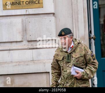 Londres, Royaume-Uni. 16 février 2021. Le général Sir Nicholas Patrick carter, Chef d'état-major général, avec un escorte de police armée, laissant une réunion au bureau du Cabinet crédit: Ian Davidson/Alay Live News Banque D'Images