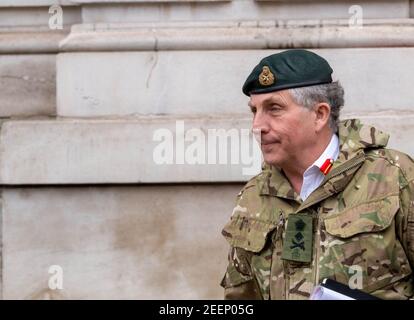 Londres, Royaume-Uni. 16 février 2021. Le général Sir Nicholas Patrick carter, Chef d'état-major général, avec un escorte de police armée, laissant une réunion au bureau du Cabinet crédit: Ian Davidson/Alay Live News Banque D'Images