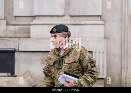 Londres, Royaume-Uni. 16 février 2021. Le général Sir Nicholas Patrick carter, Chef d'état-major général, avec un escorte de police armée, laissant une réunion au bureau du Cabinet crédit: Ian Davidson/Alay Live News Banque D'Images