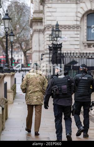 Londres, Royaume-Uni. 16 février 2021. Le général Sir Nicholas Patrick carter, Chef d'état-major général, avec un escorte de police armée, laissant une réunion au bureau du Cabinet crédit: Ian Davidson/Alay Live News Banque D'Images