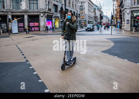 Londres, Royaume-Uni. 16 février 2021. Une rue calme d'Oxford Street. De nombreuses unités de vente au détail ont fermé depuis le début de la pandémie. Les temps difficiles pour la rue haute lors de l'éclusage national 3 comme l'instruction du gouvernement est pour tout le monde de rester à la maison. Crédit : Guy Bell/Alay Live News Banque D'Images