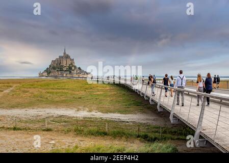 Mont Saint-Michel, France ; 24 juillet 2020 - les visiteurs marchent vers le Mont Saint-Michel, Normandie, France