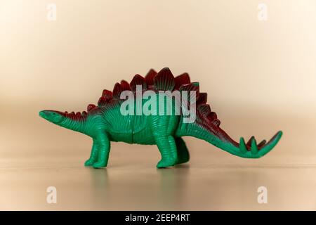 Jouet dinosaure en caoutchouc sur une table en bois Banque D'Images