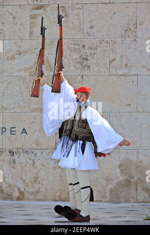 Deux gardes présidentielles, également appelées 'Evzonas', pendant le changement de garde au Monument du soldat inconnu, au Parlement grec, Athènes, Grèce, Europe. Banque D'Images