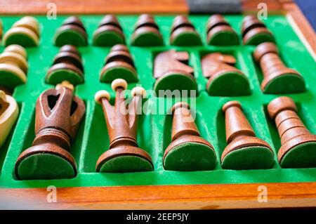 Cliché sélectif d'un ensemble de pièces d'échecs en bois dans une case verte Banque D'Images