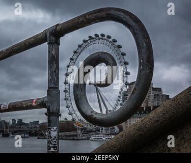 Une vue légèrement différente de l'emblématique London Eye Banque D'Images