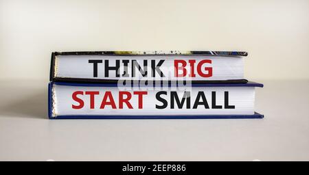 Pensez grand symbole de départ petit. Les mots de concept « Think big start Small » sur des livres sur un magnifique fond blanc. Business, motivationnel et think big sta Banque D'Images