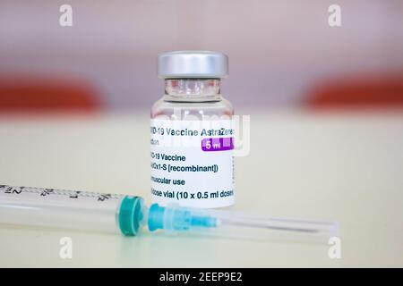 Kranj, Slovénie. 15 février 2021. Sur cette photo, un flacon contenant le vaccin AstraZeneca covid-19 vu à proximité d'une seringue médicale. Crédit : SOPA Images Limited/Alamy Live News Banque D'Images