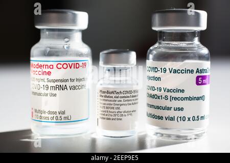 Kranj, Slovénie. 15 février 2021. Dans cette photo, les flacons contenant les vaccins Pfizer-BioNtech, Moderna et AstraZeneca covid-19 actuellement disponibles en Slovénie. Crédit : SOPA Images Limited/Alamy Live News Banque D'Images