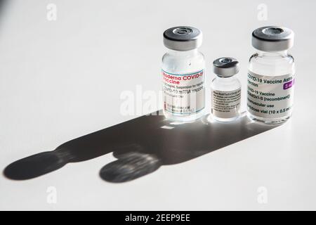 Kranj, Slovénie. 15 février 2021. Dans cette photo, les flacons contenant les vaccins Pfizer-BioNtech, Moderna et AstraZeneca covid-19 actuellement disponibles en Slovénie. Crédit : SOPA Images Limited/Alamy Live News Banque D'Images