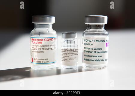 Kranj, Slovénie. 15 février 2021. Dans cette photo, les flacons contenant les vaccins Pfizer-BioNtech, Moderna et AstraZeneca covid-19 actuellement disponibles en Slovénie. Crédit : SOPA Images Limited/Alamy Live News Banque D'Images