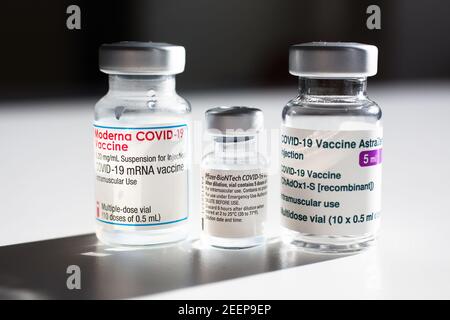 Kranj, Slovénie. 15 février 2021. Dans cette photo, les flacons contenant les vaccins Pfizer-BioNtech, Moderna et AstraZeneca covid-19 actuellement disponibles en Slovénie. Crédit : SOPA Images Limited/Alamy Live News Banque D'Images