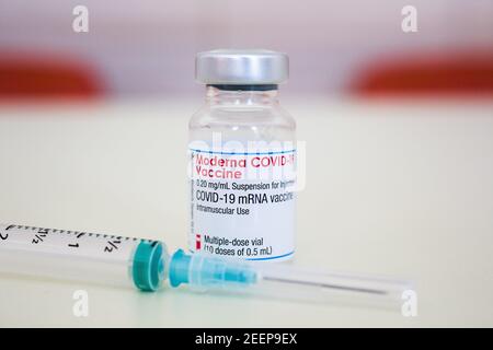 Kranj, Slovénie. 15 février 2021. Sur cette photo, un flacon contenant le vaccin AstraZeneca covid-19 vu à proximité d'une seringue médicale. Crédit : SOPA Images Limited/Alamy Live News Banque D'Images