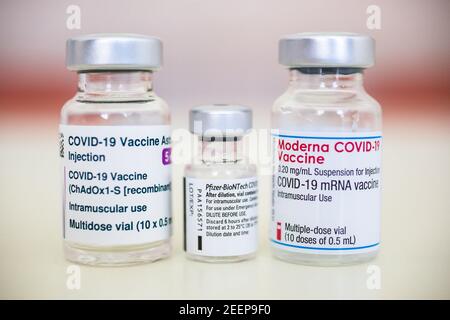 Kranj, Slovénie. 15 février 2021. Dans cette photo, les flacons contenant les vaccins Pfizer-BioNtech, Moderna et AstraZeneca covid-19 actuellement disponibles en Slovénie. Crédit : SOPA Images Limited/Alamy Live News Banque D'Images