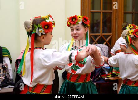 Groupe de petites filles danseuses dans un costume ukrainien natif se préparant à la représentation dans un hall. Festival de la culture orientale. 20 mars 2018. K Banque D'Images