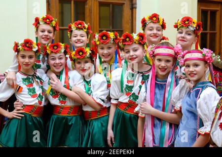 Groupe de petites filles danseuses dans un costume ukrainien natif se préparant à la représentation dans un hall. Festival de la culture orientale. 20 mars 2018. K Banque D'Images