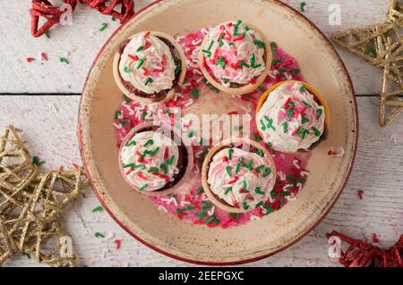 Cupcakes de noël festifs dans des cônes de crème glacée avec des saupoudres de canne à bonbons tirées d'en haut Banque D'Images