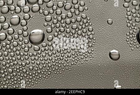 Gros plan macrophotographie de gouttelettes d'eau condensées à l'intérieur d'une eau plastique bouteille Banque D'Images