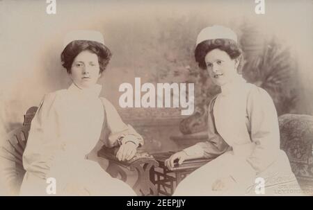 Carte postale photographique du début du XXe siècle à Londres montrant deux infirmières féminines dans leurs uniformes. Banque D'Images