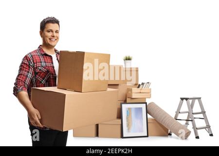 Jeune homme transportant des boîtes en carton et une pile de boîtes emballé pour suppression isolé sur fond blanc Banque D'Images