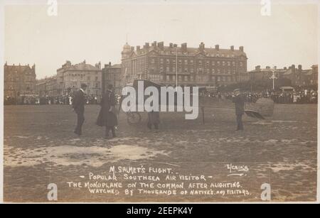 Carte postale photographique vintage du début du XXe siècle montrant le vol de M.Salmet. Un populaire Southsea Air Visitor. Le monoplan sur le commun après le contrôle. Banque D'Images