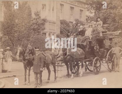 Victorian Shanklin, carte du Cabinet de l'île de Wight montrant un autocar et des chevaux avec des passagers à bord. L'autocar se trouve à l'extérieur de l'hôtel Daish, Shanklin. Daté du 6 juillet 1888. Banque D'Images