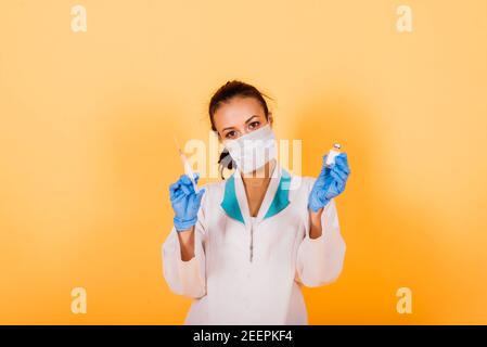 Femme médecin afro-américaine, masque, stethoskope, vaccin de robe en studio
