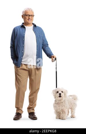 Portrait complet d'un homme mûr souriant avec un chien maltais en forme de cochon isolé sur fond blanc Banque D'Images