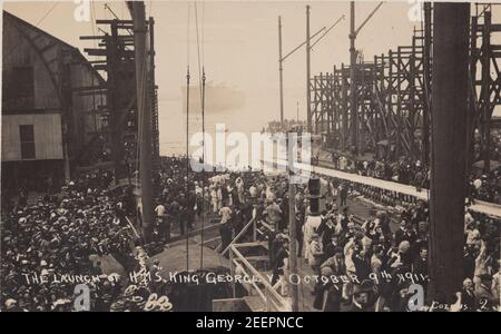 Carte postale vintage montrant des spectateurs au lancement de H.M.S. Roi George V à Portsmouth le 9 octobre 1911 Banque D'Images