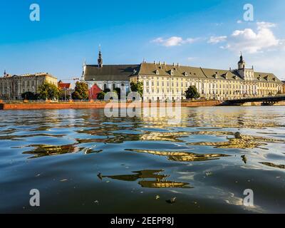 Wroclaw juillet 31 2018 immeuble universitaire au bord de la rivière Odra par beau temps Banque D'Images