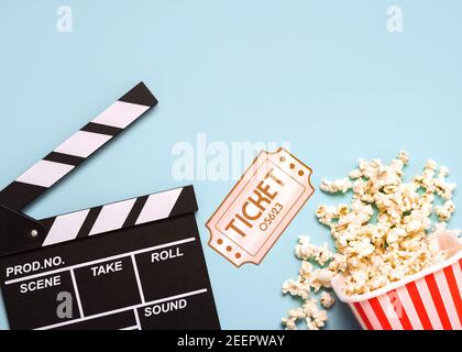 clapperboard de film avec pop-corn et espace pour le texte sur un Fond bleu.fond de concept Cinéma Banque D'Images