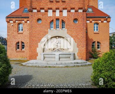 Wroclaw août 14 2018 vue symétrique à la fontaine avec relief Sur le côté de la tour d'eau Banque D'Images